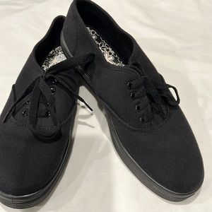 Sz 8 1/2 Black Canvas Sneakers
